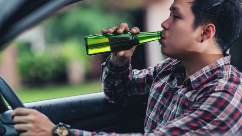 61-Latek pod wpływem alkoholu powoduje wypadek