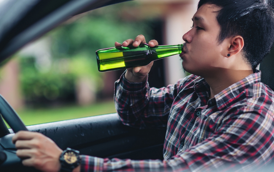 61-Latek pod wpływem alkoholu powoduje wypadek
