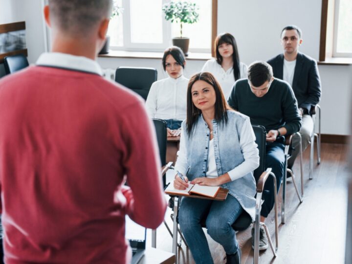 Opiekuńcze profesje jako perspektywiczne kierunki rozwoju: przegląd dostępnych możliwości edukacji w tym zakresie w Polsce