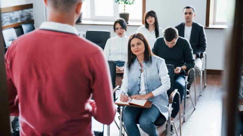 Opiekuńcze profesje jako perspektywiczne kierunki rozwoju: przegląd dostępnych możliwości edukacji w tym zakresie w Polsce