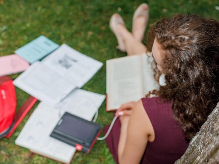 Gryfiński dzielnicowy stworzył poradnik, który pomoże dzieciom w bezpiecznym życiu