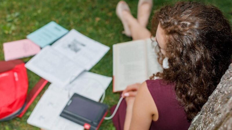 Gryfiński dzielnicowy stworzył poradnik, który pomoże dzieciom w bezpiecznym życiu