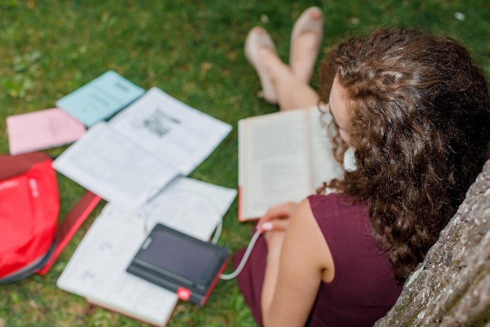 Gryfiński dzielnicowy stworzył poradnik, który pomoże dzieciom w bezpiecznym życiu